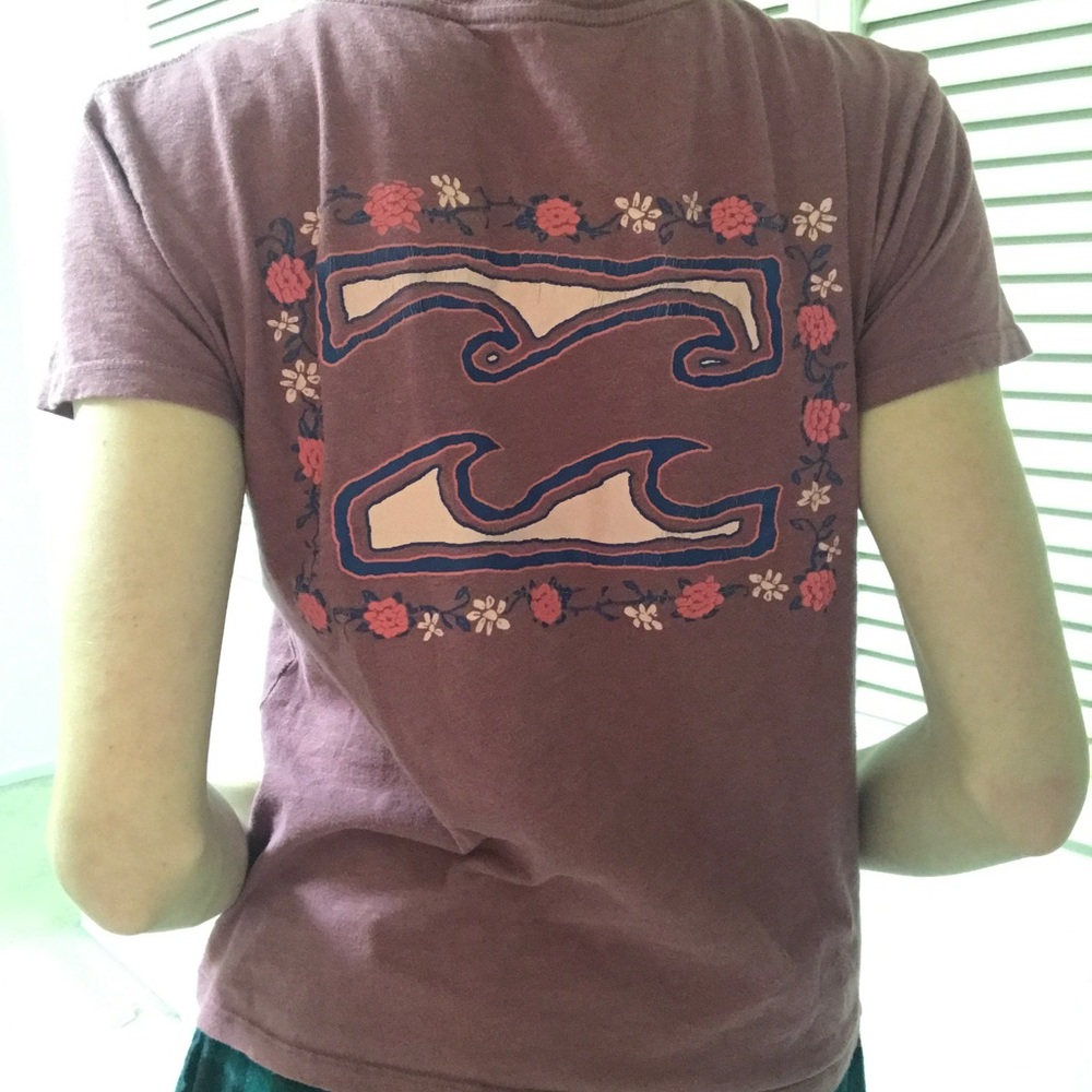 Purple/pink tee. Soft fabric, some signs of wear on the back (see picture)